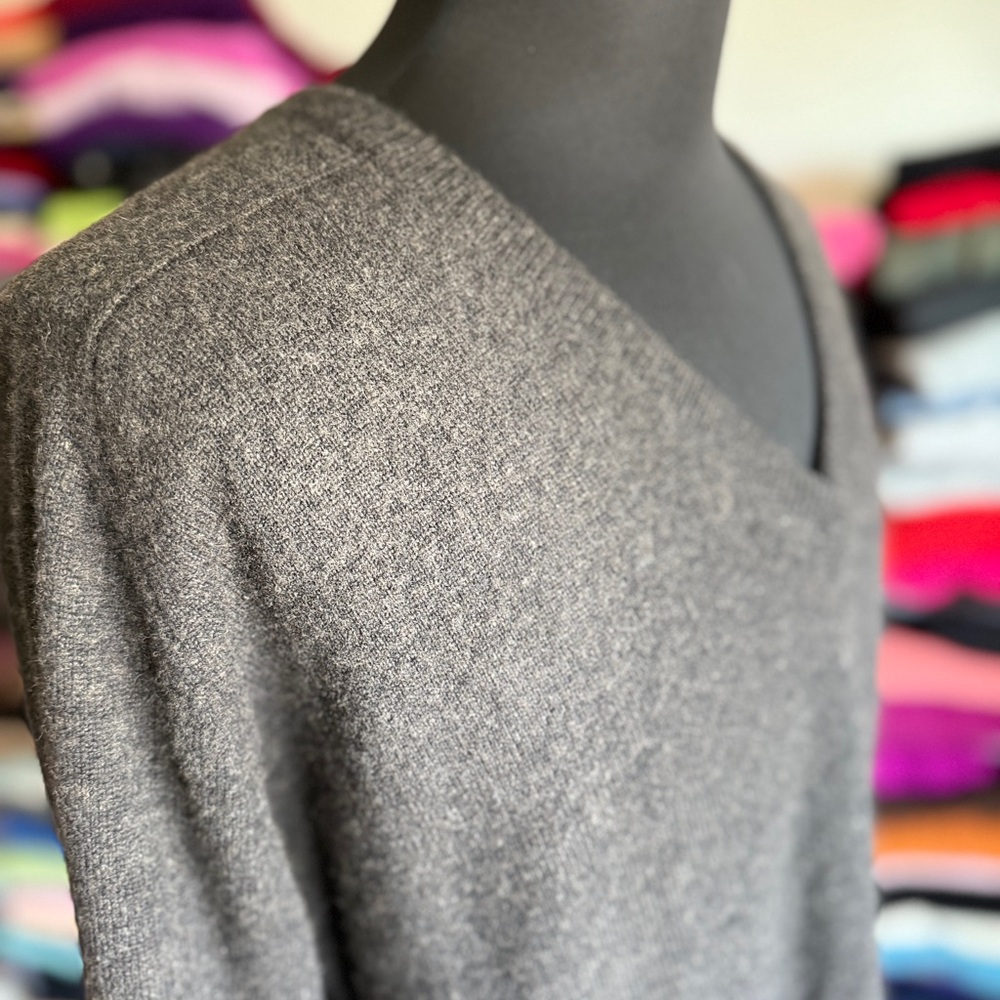 Elegant Charcoal Gray V-Neck Cashmere Sweater, CC Courtenay, L. Nice Condition.